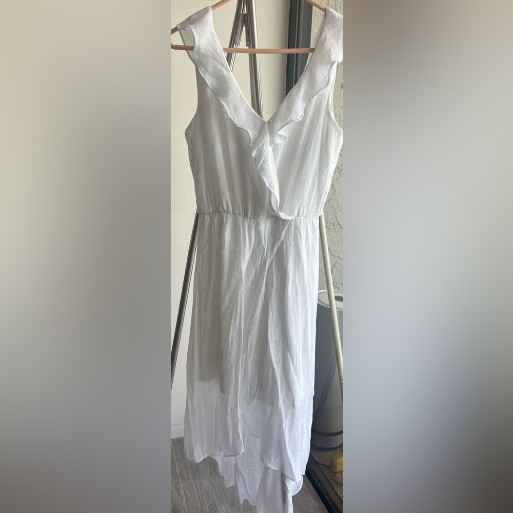 Women’s white sundress. Barely worn. Size medium linen look 62% rayon.